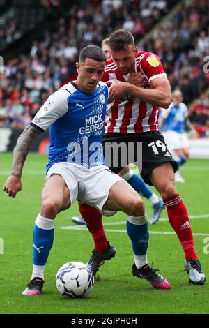 Jack Robinson von Sheffield United (rechts) und Oliver Norburn von Peterborough United kämpfen beim Sky Bet Championship-Spiel in der Bramall Lane, Sheffield, um den Ball. Bilddatum: Samstag, 11. September 2021. Stockfoto