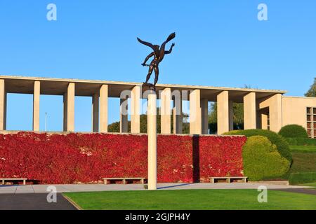 Die Statue des Friedensengels (1956) von Donal Hord am Haupteingang des Henri-Chapelle American Cemetery and Memorial aus dem Zweiten Weltkrieg in Plombieres, Belgien Stockfoto