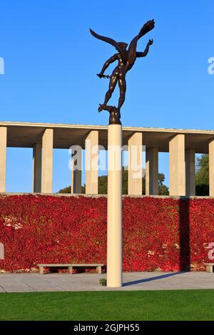 Die Statue des Friedensengels (1956) von Donal Hord am Haupteingang des Henri-Chapelle American Cemetery and Memorial aus dem Zweiten Weltkrieg in Plombieres, Belgien Stockfoto