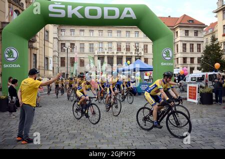 Prag, Tschechische Republik. September 2021. Die Fahrer des 'European Peace Ride' von Chemnitz nach Prag kommen in die tschechische Hauptstadt. Die Radsportaktion soll Chemnitz als Kulturhauptstadt Europas 2025 fördern. (To dpa 'Welcome in Prague: Bike ride promotes Chemnitz as Capital of Culture 2025') Quelle: Michael Heitmann/dpa/Alamy Live News Stockfoto