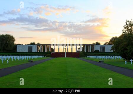 Die Statue des Friedensengels (1956) von Donal Hord am Haupteingang des Henri-Chapelle American Cemetery and Memorial aus dem Zweiten Weltkrieg in Plombieres, Belgien Stockfoto