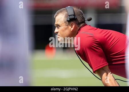 Greenville, NC, USA. September 2021. South Carolina Gamecocks Cheftrainer Shane Beamer beobachtet seine Offensive gegen die East Carolina Pirates im NCAA-Match im Dowdy-Ficklen Stadium in Greenville, NC. (Scott Kinser/Cal Sport Media). Kredit: csm/Alamy Live Nachrichten Stockfoto