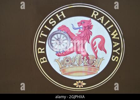 1950 Design British Railways Logo auf der Seite der Dampflokomotive bei der Dartmouth Steam Railway, Paignton, Devon, England, UK. Stockfoto