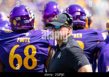 Greenville, NC, USA. September 2021. East Carolina Pirates Cheftrainer Mike Houston wartet im zweiten Quartal auf die Überprüfung gegen die South Carolina Gamecocks des NCAA-Matches im Dowdy-Ficklen Stadium in Greenville, NC. (Scott Kinser/Cal Sport Media). Kredit: csm/Alamy Live Nachrichten Stockfoto