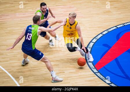 In einem Basketballspiel zwischen Du kämpfen Leidens Luuk van Bree, Leidens Maarten Bouwknecht und Oostendes Keye van der Vurst de Vries um den Ball Stockfoto