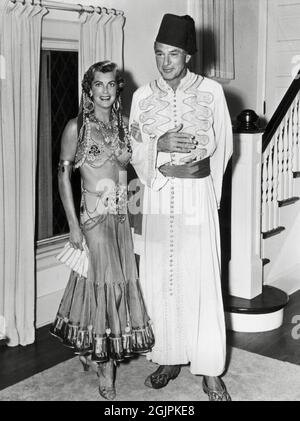 Gary Cooper in Kostüm mit seiner Frau Veronica Balfe, um 1947 / Aktenzeichen # 34145-456THA Stockfoto