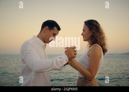 Mann und Frau, die Hand in Hand Stockfoto