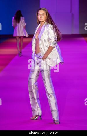 New York, Usa. September 2021. Model Gigi Hadid geht auf der Brandon Maxwell Fashion Show während der NYFW (New York Fashion Week) in Brooklyn, New York City, auf die Piste. Kredit: SOPA Images Limited/Alamy Live Nachrichten Stockfoto