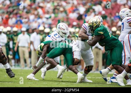 11. September 2021: Florida Gators läuft zurück Dameon Pierce (27) Pfund in den Süden Florida Bulls Verteidigung während der NCAA Fußballspiel zwischen Florida Gators und South Florida Bulls im Raymond James Stadium Tampa, FL. Jonathan Huff/CSM Stockfoto