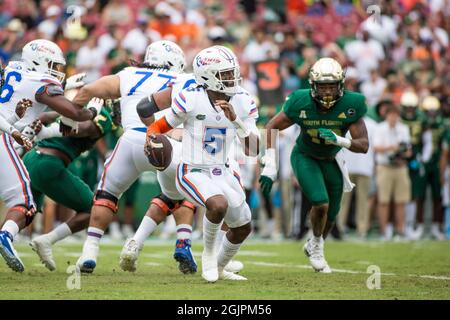 11. September 2021: Florida Gators Quarterback Emory Jones (5) sucht während des NCAA-Fußballspiels zwischen Florida Gators und South Florida Bulls im Raymond James Stadium Tampa, FL, nach einem offenen Empfänger. Jonathan Huff/CSM Stockfoto