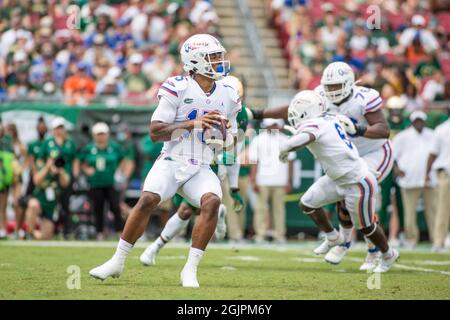 11. September 2021: Florida Gators Quarterback Anthony Richardson (15) bewegt sich während des NCAA-Fußballspiels zwischen Florida Gators und South Florida Bulls im Raymond James Stadium Tampa, FL, in der Tasche. Jonathan Huff/CSM Stockfoto