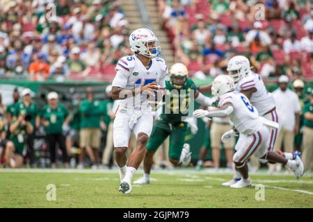 11. September 2021: Florida Gators Quarterback Anthony Richardson (15) bewegt sich während des NCAA-Fußballspiels zwischen Florida Gators und South Florida Bulls im Raymond James Stadium Tampa, FL, in der Tasche. Jonathan Huff/CSM Stockfoto