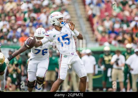 11. September 2021: Florida Gators Quarterback Anthony Richardson (15) wirft während des NCAA-Fußballspiels zwischen Florida Gators und South Florida Bulls im Raymond James Stadium Tampa, FL, aus der Tasche. Jonathan Huff/CSM Stockfoto