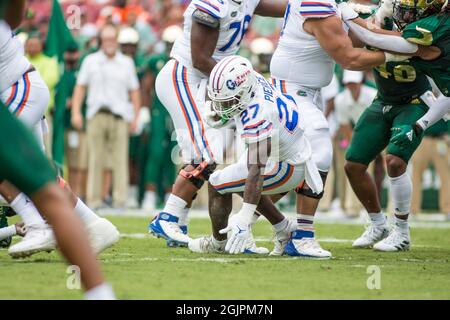 11. September 2021: Florida Gators läuft zurück Dameon Pierce (27) bleibt auf den Beinen, um während des NCAA-Fußballspiels zwischen Florida Gators und South Florida Bulls im Raymond James Stadium Tampa, FL, einen Touchdown zu erzielen. Jonathan Huff/CSM Stockfoto