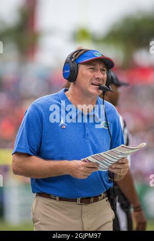 11. September 2021: Florida Gators Cheftrainer Dan Mullen ruft ein Spiel während des NCAA Fußballspiels zwischen Florida Gators und South Florida Bulls im Raymond James Stadium Tampa, FL. Jonathan Huff/CSM Stockfoto