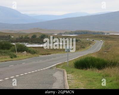 Ziemlich leere Straßen im September, während Sie durch düstere, schottische Bergkulisse über Rannoch Moor und durch Glencoe auf der A82 fahren. Stockfoto