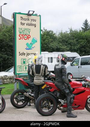 Der Green Welly Stop in Tyndrum auf der A82 ist eine beliebte, familiengeführte Tankstelle für Reisende in den Highlands, insbesondere für Motorradfahrer. Stockfoto