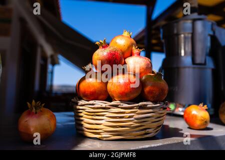 Granatäpfel im Korb auf dem Markt. Stockfoto