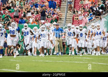 11. September 2021: Florida Gators Cheftrainer Dan Mullen führt die Gators auf dem Feld vor dem NCAA Fußballspiel zwischen Florida Gators und South Florida Bulls im Raymond James Stadium Tampa, FL. Jonathan Huff/CSM Stockfoto