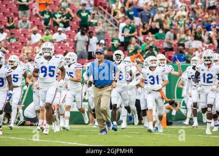 11. September 2021: Florida Gators Cheftrainer Dan Mullen führt die Gators auf dem Feld vor dem NCAA Fußballspiel zwischen Florida Gators und South Florida Bulls im Raymond James Stadium Tampa, FL. Jonathan Huff/CSM Stockfoto