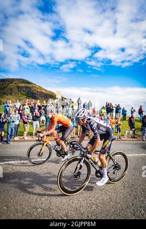 Edinburgh, Schottland. Sa 11. September 2021. Große Menschenmengen versammeln sich, um die 7. Etappe des Elite-Radrennens der Männer der AJ Bell Tour of Britain nach Edinburgh zu begrüßen. Die Etappe startete in Hawick an den schottischen Grenzen und endete im Holyrood Park in Edinburgh mit einem Sieg für den Belgier Yves Lampaert vom Deceuninck – Quick-Step Team. Stockfoto