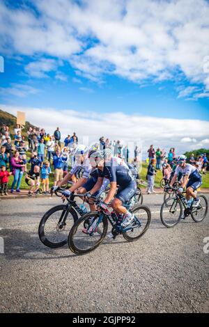 Edinburgh, Schottland. Sa 11. September 2021. Große Menschenmengen versammeln sich, um die 7. Etappe des Elite-Radrennens der Männer der AJ Bell Tour of Britain nach Edinburgh zu begrüßen. Die Etappe startete in Hawick an den schottischen Grenzen und endete im Holyrood Park in Edinburgh mit einem Sieg für den Belgier Yves Lampaert vom Deceuninck – Quick-Step Team. Stockfoto