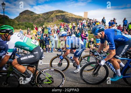 Edinburgh, Schottland. Sa 11. September 2021. Große Menschenmengen versammeln sich, um die 7. Etappe des Elite-Radrennens der Männer der AJ Bell Tour of Britain nach Edinburgh zu begrüßen. Die Etappe startete in Hawick an den schottischen Grenzen und endete im Holyrood Park in Edinburgh mit einem Sieg für den Belgier Yves Lampaert vom Deceuninck – Quick-Step Team. Auf diesem Foto ist der Fahrer Mark Cavendish zu sehen. Stockfoto