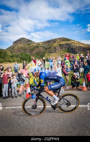 Edinburgh, Schottland. Sa 11. September 2021. Große Menschenmengen versammeln sich, um die 7. Etappe des Elite-Radrennens der Männer der AJ Bell Tour of Britain nach Edinburgh zu begrüßen. Die Etappe startete in Hawick an den schottischen Grenzen und endete im Holyrood Park in Edinburgh mit einem Sieg für den Belgier Yves Lampaert vom Deceuninck – Quick-Step Team. Stockfoto