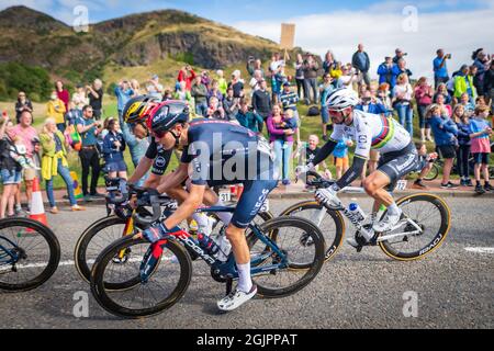 Edinburgh, Schottland. Sa 11. September 2021. Große Menschenmengen versammeln sich, um die 7. Etappe des Elite-Radrennens der Männer der AJ Bell Tour of Britain nach Edinburgh zu begrüßen. Die Etappe startete in Hawick an den schottischen Grenzen und endete im Holyrood Park in Edinburgh mit einem Sieg für den Belgier Yves Lampaert vom Deceuninck – Quick-Step Team. Dieses Foto zeigt die Fahrer Julian Alaphilippe, Carlos Rodriguez und Wout Van Aert. Stockfoto