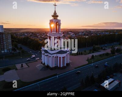 Tempel Märtyrer St. Georg am Gedenkkomplex in Kursk, Luftaufnahme. Stockfoto