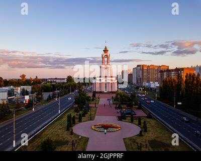 Tempel Märtyrer St. Georg am Gedenkkomplex in Kursk, Luftaufnahme. Stockfoto