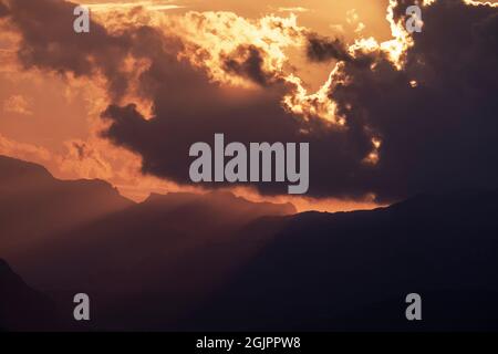 Sonnenuntergang über der Serra de Tramuntana von Badia de Pollença, Mallorca, Spanien Stockfoto