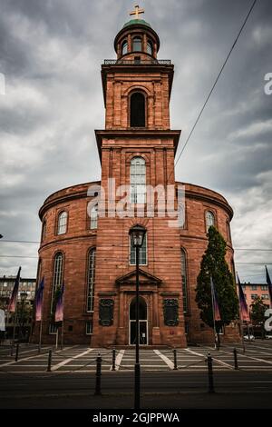 Morgenblick auf die Paulskirche mit Straßenbahn in der Frankfurter Altstadt Stockfoto