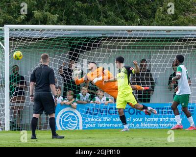 Bognor Regis, Großbritannien, 11. Sep 2021. Toraktion von Isthmian Premier League (Süd) Fußball (Fußball). Bognor Regis 'Rocks' führt 1 - 0 mit einem Schuss in die Ecke des Netzes; der Torwart springt und fällt nach rechts, verpasst aber den Ball. Der Schiedsrichter schaut zu. Quelle: Lyn Phillips/Alamy Live News Stockfoto