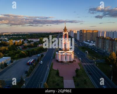 Tempel Märtyrer St. Georg am Gedenkkomplex in Kursk, Luftaufnahme. Stockfoto