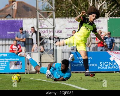 Bognor Regis, Großbritannien, 11. Sep 2021. Action von Isthmian Premier League (Southern) Football (Soccer). Bognor Regis Town FC Torhüter Amadou Tangara macht eine spektakuläre Rettung, indem er den Ball wegstampft, während ein enttäuschter Carshalton-Stürmer über seinen Kopf springt. Quelle: Lyn Phillips/Alamy Live News Stockfoto