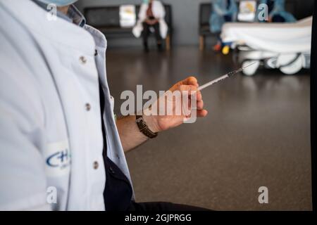 Eine Injektion gebrauchsfertig. Die Intensivstation des Krankenhauses Lüttich, die stark von Covid 19 betroffen ist. Lüttich, Belgien. Stockfoto