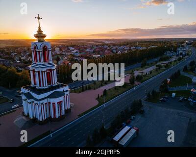 Tempel Märtyrer St. Georg am Gedenkkomplex in Kursk, Luftaufnahme. Stockfoto