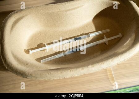 Injektionen gebrauchsfertig. Die Intensivstation des Krankenhauses Lüttich, die stark von Covid 19 betroffen ist. Lüttich, Belgien. Stockfoto