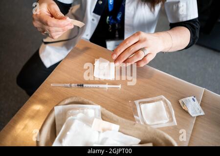 Eine Injektion gebrauchsfertig. Die Intensivstation des Krankenhauses Lüttich, die stark von Covid 19 betroffen ist. Lüttich, Belgien. Stockfoto