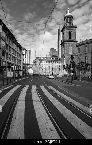 Morgenblick auf die Paulskirche mit Straßenbahn in der Frankfurter Altstadt Stockfoto