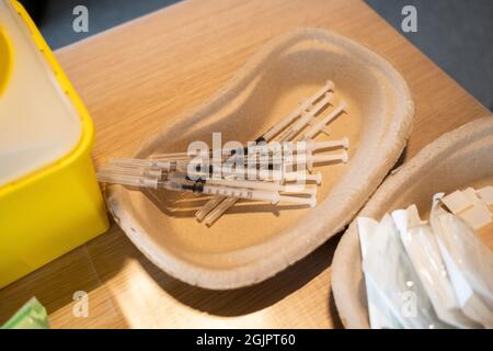 Injektionen gebrauchsfertig. Die Intensivstation des Krankenhauses Lüttich, die stark von Covid 19 betroffen ist. Lüttich, Belgien. Stockfoto