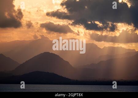 Abendsonne bricht durch Wolken in der Serra de Tramuntana, Pollença Bay, Mallorca, Spanien Stockfoto