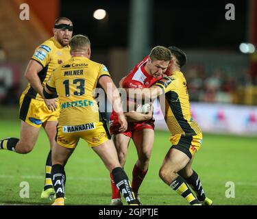 Matt Parcell (9) von Hull KR läuft am 9/11/2021 bei der Castleford-Verteidigung in. (Foto von David Greaves/News Images/Sipa USA) Quelle: SIPA USA/Alamy Live News Stockfoto