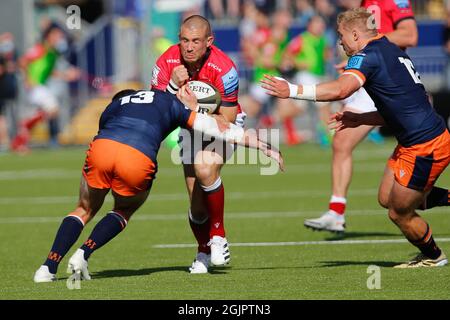 Edinburgh, Großbritannien. März 2021. Mike Brown von Newcastle Falcons wird von Mark Bennett von Edinburgh Rugby während des Vorsaison-Freundschaftsspiels zwischen Edinburgh Rugby und Newcastle Falcons am Samstag, 11. September 2021, im Edinburgh Rugby Stadium, Murrayfield, Edinburgh, angegangen. (Kredit: Chris Lishman | MI News) Kredit: MI Nachrichten & Sport /Alamy Live News Stockfoto