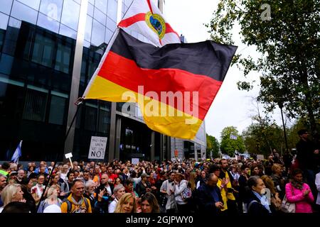 Brüssel, Belgien. September 2021. Demonstranten nehmen am 11. September 2021 in Brüssel, Belgien, an einer Demonstration gegen die belgischen Einschränkungen, einschließlich obligatorischer Gesundheitsausweise, zur Bekämpfung der Coronavirus-Pandemie (COVID-19) Teil. Kredit: ALEXANDROS MICHAILIDIS/Alamy Live Nachrichten Stockfoto