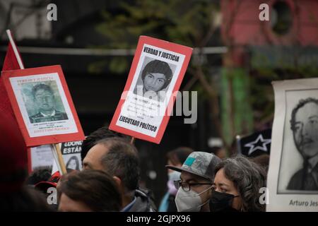 Santiago, Metropolitana, Chile. September 2021. Eine Person hält ein Plakat mit dem Gesicht eines Häftlings hoch, der beim Militärputsch von 1973 in Chile bei einer Demonstration in Santiago verschwunden ist. Heute, am 11. September, jährt sich der Putsch von Pinochet zum 42. Mal und Salvador Allende zum Tode. (Bild: © Matias Basualdo/ZUMA Press Wire) Stockfoto