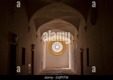 Das Licht kommt durch ein Fenster des Kartäuserklosters von Valldemossa, Mallorca, Spanien Stockfoto