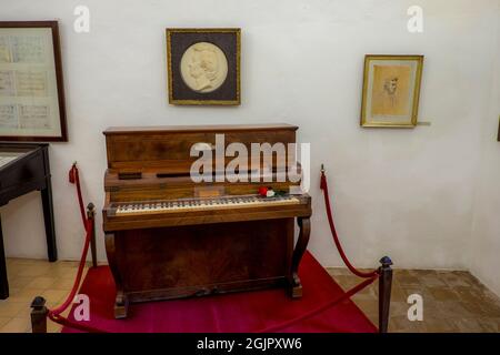 Chopins ursprüngliches Pleyel-Klavier in der Klosterzelle, in der er den Winter 1838 in Valldemossa, Mallorca, Spanien verbrachte Stockfoto