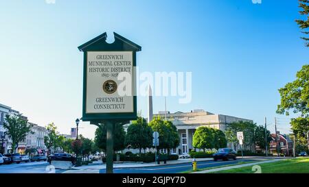 GREENWICH, CT, USA - 11. SEPTEMBER 2021: Historisches Stadtteilschild an der Greenwich Avenue Stockfoto